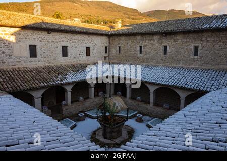 Assisi, chiesa di San Damiano. La Chiesa di San Damiano, è il luogo dove morì Santa Chiara e dove San Francesco trovò la conversione. Foto Stock