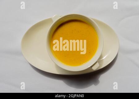 Zuppa di lenticchie gialla servita in una ciotola Foto Stock