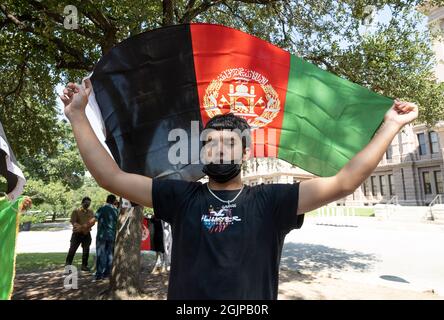 Austin Texas USA, 11 settembre 2021: Nel 20° anniversario degli attacchi terroristici dell'11 settembre contro l'America, circa un centinaio di ex afghani che vivono nel Texas centrale si radunano al Campidoglio dello Stato per denunciare il governo dei talebani e le minacce terroristiche dal Pakistan. Gli oratori hanno sottolineato la continua minaccia per le donne afghane sotto l'attuale regime talebano. Credit: Bob Daemmrich/Alamy Live News Foto Stock