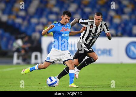 Stadio Diego Armando Maradona, Napoli, Italia, 11 settembre 2021, Il Napoli avanza Hirving Lozano in azione contro Federico Bernardeschi, in lotta contro l'avanzamento della Juventus durante la SSC Napoli vs Juventus FC - Campionato Italiano di calcio A match Foto Stock