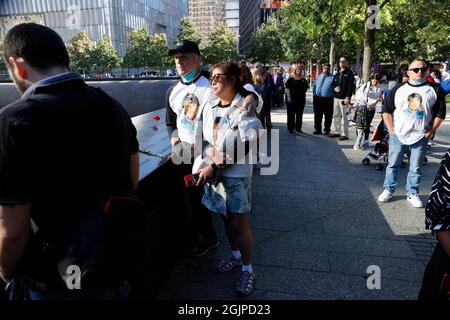 New York City, USA. 11 Settembre 2021. La gente osserva un momento di silenzio al Memorial del 9/11 nel 20° anniversario degli attacchi del 11 settembre a Manhattan, New York City, Stati Uniti, 11 settembre 2021. Questa foto è stata scattata alle 8.46am EDT il 11 settembre 2021, esattamente 20 anni dopo che il primo aereo ha colpito la Torre Nord del World Trade Center a New York. Mike Segar/NYPPA Pool via Credit: Sipa USA/Alamy Live News Foto Stock