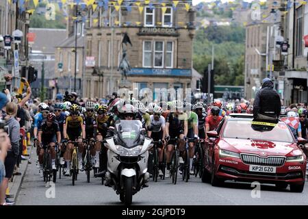 Hawick, Regno Unito. 11 Settembre 2021. AJ Bell Tour of Britain 2021 - Stage Seven - Hawick a Edimburgo. Gli outtriders del motociclo conducono davanti ai competitori in partenza durante la partenza neutralizzata lungo Hawick High Street su sabato 11 settembre 2021 accreditamento: Rob Gray/Alamy Live News Foto Stock