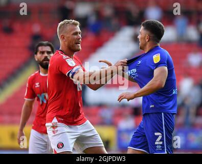 Jayden Stockley di Charlton Athletic (a sinistra) e Cheltenham Town Sean Long si scontrano durante la partita della Sky Bet League One a The Valley, Londra. Data foto: Sabato 11 settembre 2021. Foto Stock