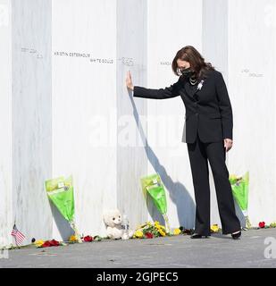 Shanksville, Stati Uniti. 11 Settembre 2021. Il Vice Presidente degli Stati Uniti Kamala Harris tocca il memoriale per i passeggeri e l'equipaggio del volo Unito 93, dopo la cerimonia che segna il 20° anniversario degli attacchi terroristici 11 settembre 2021 a Shanksville, Pennsylvania. Credit: Lawrence Jackson/White House Photo/Alamy Live News Foto Stock