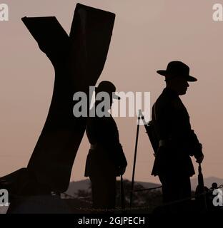 Alpine, Stati Uniti. 11 Settembre 2021. Guardia d'onore della pattuglia di confine degli Stati Uniti con teste inchite accanto al pezzo di acciaio dalle torri del World Trade Center in ricordo del 20° anniversario degli attacchi terroristici del 9/11 alla stazione Alpine Border Patrol Station 11 settembre 2021 ad Alpine, Texas. L'evento commemora le quasi 3,000 persone uccise dai terroristi l'11 settembre 2001. Credit: Greg L. Davis/CBP Photo/Alamy Live News Foto Stock