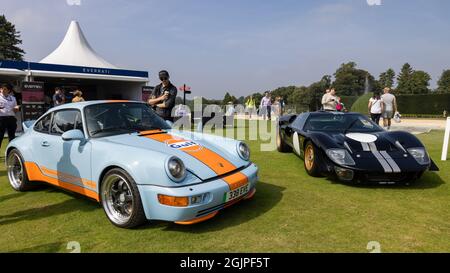 Everrati Electric Porsche 911 Coupe & GT40 in mostra al Concours d'Elegance tenutosi al Palazzo di Blenheim domenica 5 settembre 2021 Foto Stock