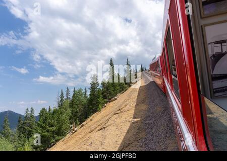 Colorado treno a cremagliera che sale ripida collina di montagna fino al picco di Pikes Foto Stock