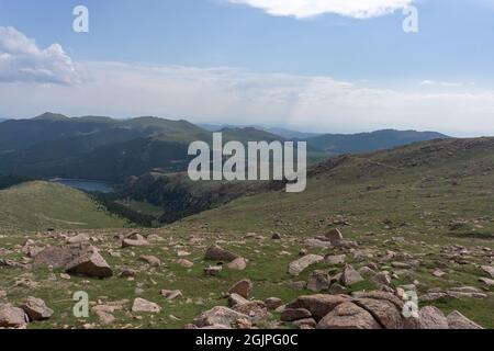 Prati verdeggianti sulla strada fino alla vetta di Pikes Foto Stock