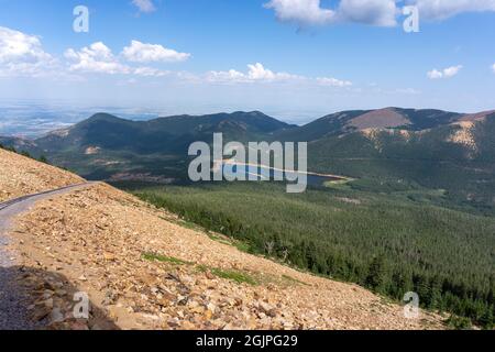 Linea ferroviaria COG sulla strada fino a Pikes Peak Colorado Foto Stock