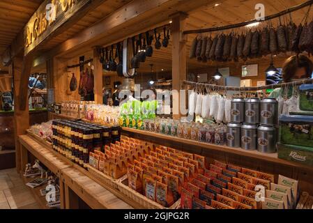 Jura, Francia - 1 agosto 2021: Negozio di specialità alimentari locali. Persone che indossano la maschera di protezione contro Covid-19 scegliere e acquistare prodotti. Touri francese Foto Stock