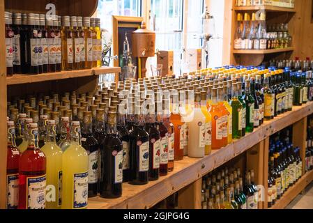 Jura, Francia - 1 agosto 2021: Locali cibo e bevande specialità negozio interno. Distillati, acquavite di frutta e di erbe, sciroppi di frutta, ecc Foto Stock