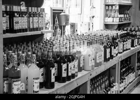 Jura, Francia - 1 agosto 2021: Locali cibo e bevande specialità negozio interno. Distillati, frutta e acquavite di erbe, ecc. foto bianco nero Foto Stock