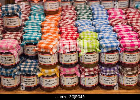 Jura, Francia - 1 agosto 2021: Deliziose e uniche confit artigianali (come ribes nero con whisky al cioccolato o ananas) in mostra nel negozio di alimentari locale Foto Stock