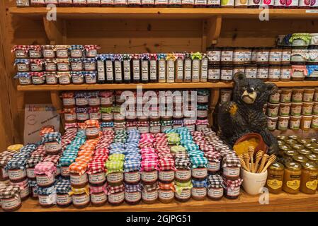 Jura, Francia - 1 agosto 2021: Delizioso assortimento di miele naturale e confit artigianali in mostra nel negozio di specialità alimentari e bevande locali. Dolce l Foto Stock