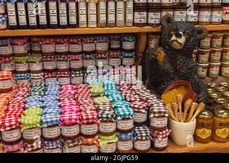 Jura, Francia - 1 agosto 2021: Delizioso assortimento di miele naturale e confit artigianali in mostra nel negozio di specialità alimentari e bevande locali. Dolce l Foto Stock