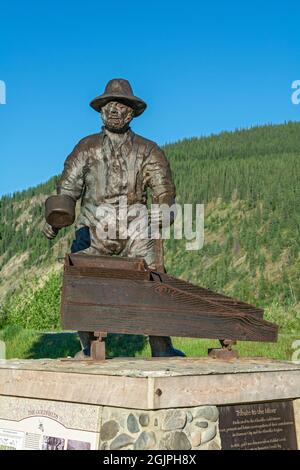 Canada, Yukon Territory, Dawson City, monumento dedicato ai minatori d'oro Klondike Foto Stock