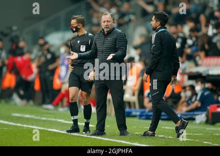 ISTANBOEL, TURCHIA - SETTEMBRE 11: Headcoach Ali Reza Sergen Yalcin di Besiktas durante la partita della Superlega Turca tra Besiktas e Yeni Malatyaspor al Parco Vodafone il 11 Settembre 2021 a Istanboel, Turchia (Foto di /Orange Pictures) Foto Stock