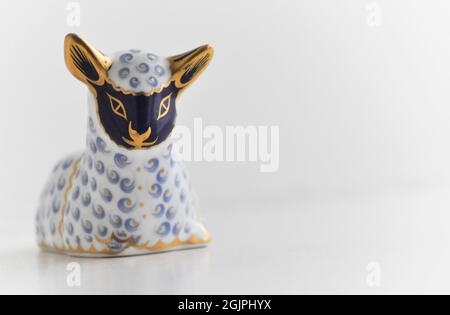 Royal Crown Derby agnello in paperweight Foto Stock