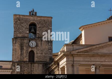 La Cattedrale di San Pietro Apostolo è il più importante edificio cattolico della città di Isernia, chiesa madre della diocesi di Isernia-Venafro Foto Stock