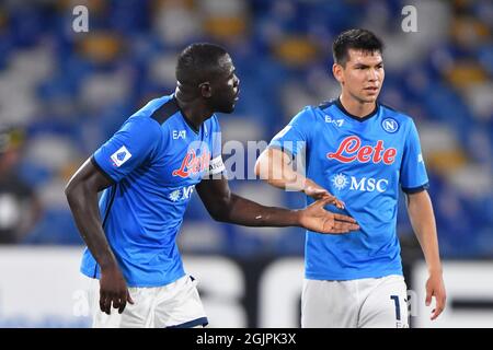 Napoli, Italia. 11 Settembre 2021. Il difensore di Napoli Kalidou Koulibaly festeggia con la marcia avanti di Napoli Hirving Lozano dopo aver segnato il gol 2-1 durante SSC Napoli vs Juventus FC, Campionato Italiano di calcio A a Napoli, Italia, Settembre 11 2021 Credit: Independent Photo Agency/Alamy Live News Foto Stock