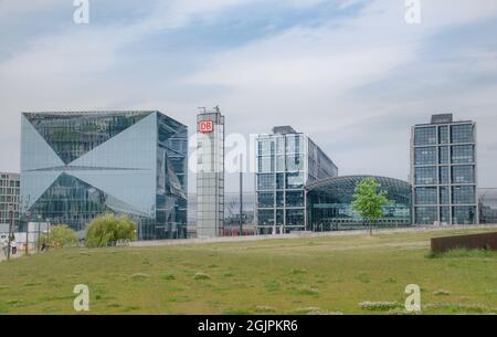 Berlino: Der Hauptbahnhof ist der wichtigste Personenverkehrsbahnhof in Berlin und zugleich der größte Turmbahnhof Europas. Foto Stock