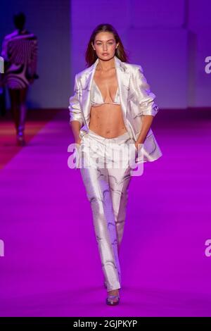 New York, Stati Uniti. 10 Settembre 2021. Model Gigi Hadid cammina sulla pista al Brandon Maxwell Fashion Show durante la NYFW (New York Fashion Week) a Brooklyn, New York City. Credit: SOPA Images Limited/Alamy Live News Foto Stock