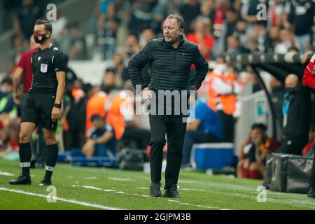 ISTANBOEL, TURCHIA - SETTEMBRE 11: Headcoach Ali Reza Sergen Yalcin di Besiktas durante la partita della Superlega Turca tra Besiktas e Yeni Malatyaspor al Parco Vodafone il 11 Settembre 2021 a Istanboel, Turchia (Foto di /Orange Pictures) Foto Stock