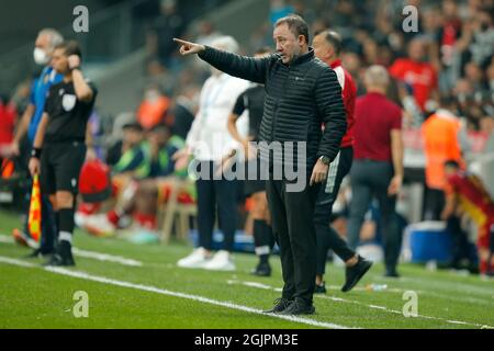 ISTANBOEL, TURCHIA - SETTEMBRE 11: Headcoach Ali Reza Sergen Yalcin di Besiktas durante la partita della Superlega Turca tra Besiktas e Yeni Malatyaspor al Parco Vodafone il 11 Settembre 2021 a Istanboel, Turchia (Foto di /Orange Pictures) Foto Stock