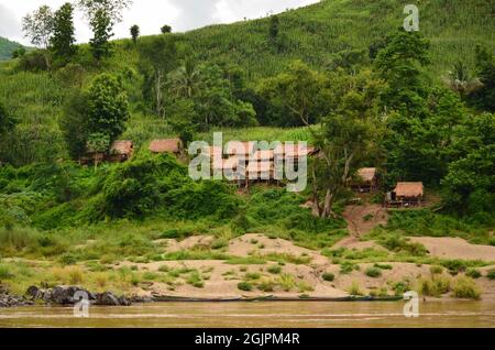 fiume di mekong a Laos foto da turismo barca a montagne e villaggi etnici Foto Stock