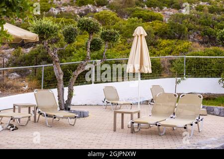 Due lettini accanto alla piscina. Foto Stock