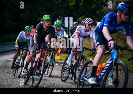 Edimburgo, Scozia. Sab 11 Settembre 2021. Grandi folle si riuniscono per dare il benvenuto alla fase 7 della gara ciclistica maschile d’elite AJ Bell Tour della Gran Bretagna a Edimburgo. Il palcoscenico è iniziato a Hawick nei confini scozzesi e culminò nell'Holyrood Park di Edimburgo con una vittoria per il pilota belga Yves Lampaert del team Deceuninck – Quick-Step. Foto Stock