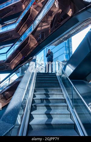 Turista che scatta una foto alla nave, New York. Dopo gli ultimi incidenti, il futuro di questa attrazione turistica è incerto Foto Stock