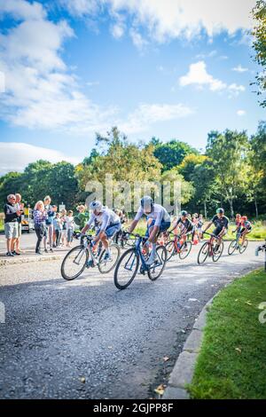 Edimburgo, Scozia. Sab 11 Settembre 2021. Grandi folle si riuniscono per dare il benvenuto alla fase 7 della gara ciclistica maschile d’elite AJ Bell Tour della Gran Bretagna a Edimburgo. Il palcoscenico è iniziato a Hawick nei confini scozzesi e culminò nell'Holyrood Park di Edimburgo con una vittoria per il pilota belga Yves Lampaert del team Deceuninck – Quick-Step. Foto Stock