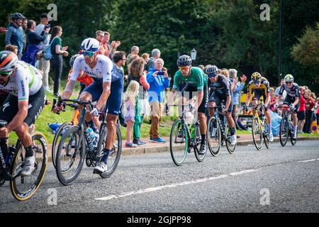 Edimburgo, Scozia. Sab 11 Settembre 2021. Grandi folle si riuniscono per dare il benvenuto alla fase 7 della gara ciclistica maschile d’elite AJ Bell Tour della Gran Bretagna a Edimburgo. Il palcoscenico è iniziato a Hawick nei confini scozzesi e culminò nell'Holyrood Park di Edimburgo con una vittoria per il pilota belga Yves Lampaert del team Deceuninck – Quick-Step. Foto Stock