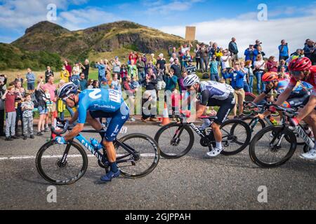 Edimburgo, Scozia. Sab 11 Settembre 2021. Grandi folle si riuniscono per dare il benvenuto alla fase 7 della gara ciclistica maschile d’elite AJ Bell Tour della Gran Bretagna a Edimburgo. Il palcoscenico è iniziato a Hawick nei confini scozzesi e culminò nell'Holyrood Park di Edimburgo con una vittoria per il pilota belga Yves Lampaert del team Deceuninck – Quick-Step. Foto Stock