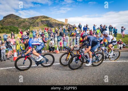 Edimburgo, Scozia. Sab 11 Settembre 2021. Grandi folle si riuniscono per dare il benvenuto alla fase 7 della gara ciclistica maschile d’elite AJ Bell Tour della Gran Bretagna a Edimburgo. Il palcoscenico è iniziato a Hawick nei confini scozzesi e culminò nell'Holyrood Park di Edimburgo con una vittoria per il pilota belga Yves Lampaert del team Deceuninck – Quick-Step. Foto Stock