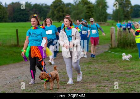 Arley Hall & Gardens, Warrington, Cheshire, Regno Unito. 11 Settembre 2021. 5k Sunset Walk per raccogliere soldi per San Rocco, l'Hospice locale per le persone a cui è stata diagnosticata una malattia che limita la vita Credit: John Hopkins/Alamy Live News Foto Stock