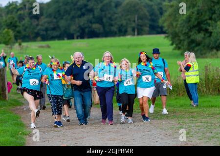 Arley Hall & Gardens, Warrington, Cheshire, Regno Unito. 11 Settembre 2021. 5k Sunset Walk per raccogliere soldi per San Rocco, l'Hospice locale per le persone a cui è stata diagnosticata una malattia che limita la vita Credit: John Hopkins/Alamy Live News Foto Stock