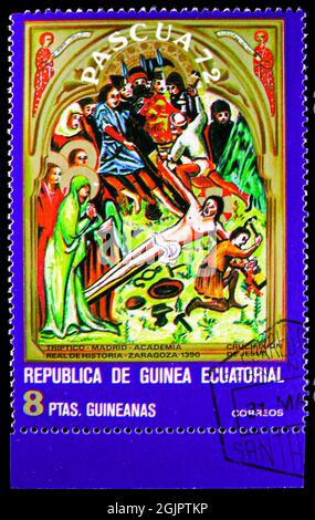 MOSCA, RUSSIA - 17 APRILE 2021: Francobollo stampato in Guinea Equatoriale mostra Crocifissione, Pasqua 1972 serie, circa 1972 Foto Stock