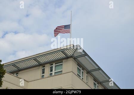 9/11 - la bandiera americana che vola a metà del personale presso l'ambasciata americana a Berlino, Germania - 11 settembre 2021. Foto Stock