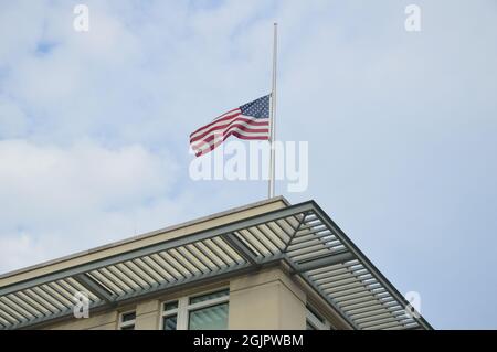 9/11 - la bandiera americana che vola a metà del personale presso l'ambasciata americana a Berlino, Germania - 11 settembre 2021. Foto Stock