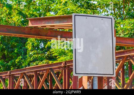 Cartello stradale vuoto bianco piano sul vecchio ponte francese Luang Prabang Laos. Foto Stock