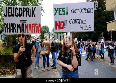 Bruxelles, Belgio. 11 Settembre 2021. I manifestanti partecipano a una manifestazione contro le restrizioni del Belgio, compresi i pass sanitari obbligatori, per combattere la pandemia del coronavirus (COVID-19) a Bruxelles, in Belgio, il 11 settembre 2021. Credit: ALEXANDROS MICHAILIDIS/Alamy Live News Foto Stock