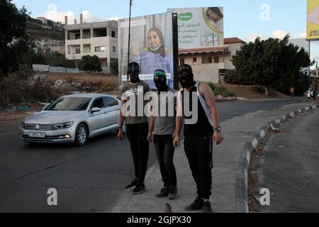 Cisgiordania, Nablus, Palestina. 11 Settembre 2021. Un palestinese mascherato durante la manifestazione. I dimostranti palestinesi dimostrano solidarietà con i prigionieri palestinesi detenuti nelle carceri israeliane vicino al checkpoint di Hawara, a sud di Nablus in Cisgiordania, e ci sono circa 5,000 prigionieri nelle carceri israeliane. Credit: Nasser Ishtayeh/ZUMA Wire/Alamy Live News Foto Stock