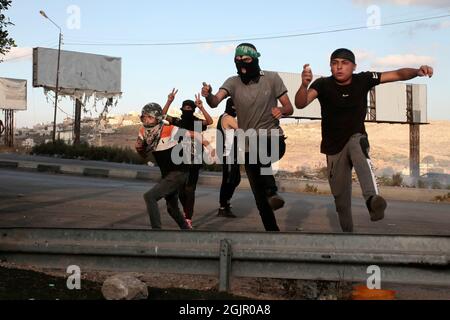Nablus, Palestina. 11 Settembre 2021. I palestinesi si vedono gettare pietre durante la manifestazione. I palestinesi hanno tenuto una manifestazione solidale con i prigionieri palestinesi detenuti nelle carceri israeliane vicino al checkpoint di Hawara, a sud di Nablus in Cisgiordania, e ci sono circa 5,000 prigionieri nelle carceri israeliane. Credit: SOPA Images Limited/Alamy Live News Foto Stock
