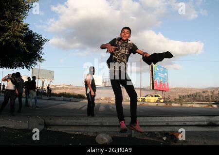 Nablus, Palestina. 11 Settembre 2021. Un palestinese ha visto gettare pietre durante la manifestazione. I palestinesi hanno tenuto una manifestazione solidale con i prigionieri palestinesi detenuti nelle carceri israeliane vicino al checkpoint di Hawara, a sud di Nablus in Cisgiordania, e ci sono circa 5,000 prigionieri nelle carceri israeliane. Credit: SOPA Images Limited/Alamy Live News Foto Stock