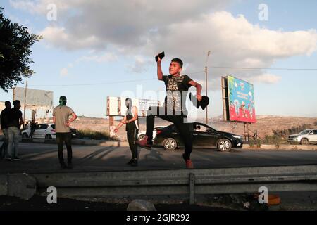 Nablus, Palestina. 11 Settembre 2021. Un palestinese ha visto gettare pietre durante la manifestazione. I palestinesi hanno tenuto una manifestazione solidale con i prigionieri palestinesi detenuti nelle carceri israeliane vicino al checkpoint di Hawara, a sud di Nablus in Cisgiordania, e ci sono circa 5,000 prigionieri nelle carceri israeliane. (Foto di Nasser Ishtayeh/SOPA Images/Sipa USA) Credit: Sipa USA/Alamy Live News Foto Stock