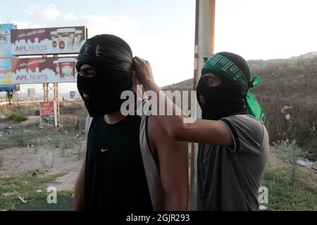 Nablus, Palestina. 11 Settembre 2021. Un palestinese mascherato aiuta il suo collega durante la manifestazione. I palestinesi hanno tenuto una manifestazione solidale con i prigionieri palestinesi detenuti nelle carceri israeliane vicino al checkpoint di Hawara, a sud di Nablus in Cisgiordania, e ci sono circa 5,000 prigionieri nelle carceri israeliane. (Foto di Nasser Ishtayeh/SOPA Images/Sipa USA) Credit: Sipa USA/Alamy Live News Foto Stock