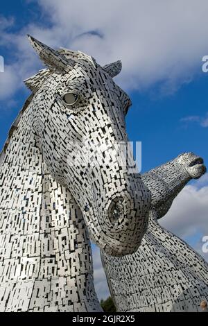 I Kelpies sono sculture a testa di cavallo alte 30 metri raffiguranti kelpies, situate tra Falkirk e Grangemouth. Foto Stock