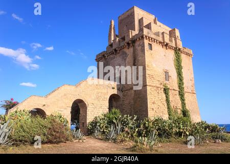 Torre costiera della Puglia in Italia: Torre Colimena. Fu costruita dall'imperatore Carlo V dopo l'invasione di Otranto da parte dei Turchi nel 1480. Foto Stock